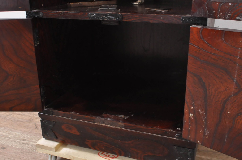 中古　岩谷堂箪笥　上品なデザインの黒金具がアクセントになった縦型キャビネット(収納棚、戸棚、飾り棚、ブックケース、本箱)(R-067500)