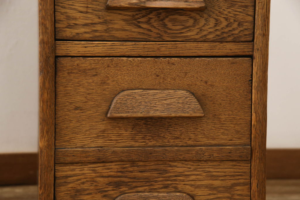 イギリスアンティーク　オーク材　使い込まれた木の風合いが貫録を漂わせるロールトップのライティングビューロー(ワークデスク、机、在宅ワーク、在宅用)(R-050252)