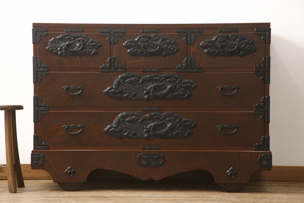 中古　美品　龍の金具が目を引く、威風堂々とした佇まいが魅力の南部箪笥(車箪笥、引き出し、収納箪笥、サイドチェスト)(定価約58万円)(R-060147)