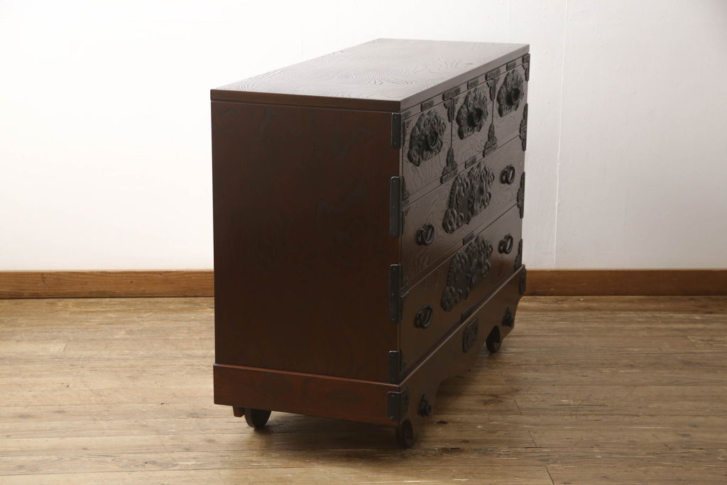 中古　美品　龍の金具が目を引く、威風堂々とした佇まいが魅力の南部箪笥(車箪笥、引き出し、収納箪笥、サイドチェスト)(定価約58万円)(R-060147)