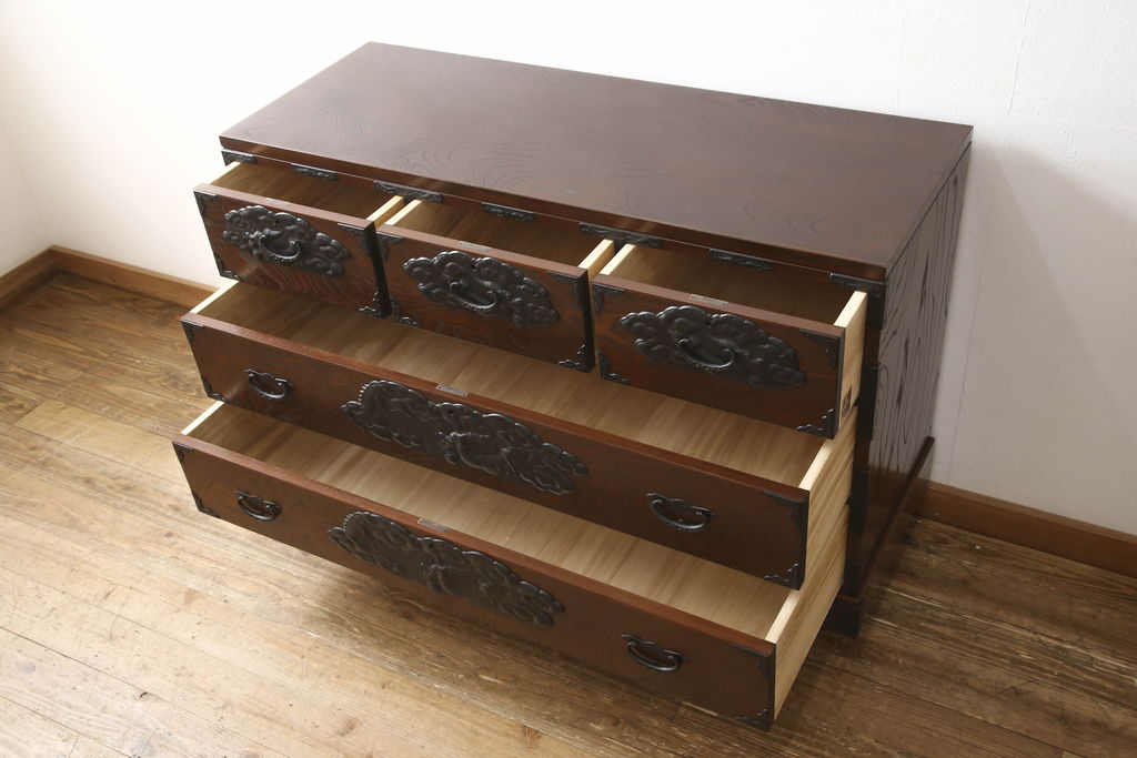 中古　美品　龍の金具が目を引く、威風堂々とした佇まいが魅力の南部箪笥(車箪笥、引き出し、収納箪笥、サイドチェスト)(定価約58万円)(R-060147)