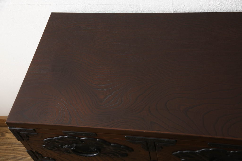 中古　美品　龍の金具が目を引く、威風堂々とした佇まいが魅力の南部箪笥(車箪笥、引き出し、収納箪笥、サイドチェスト)(定価約58万円)(R-060147)
