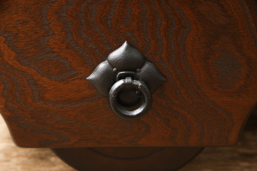 中古　美品　龍の金具が目を引く、威風堂々とした佇まいが魅力の南部箪笥(車箪笥、引き出し、収納箪笥、サイドチェスト)(定価約58万円)(R-060147)