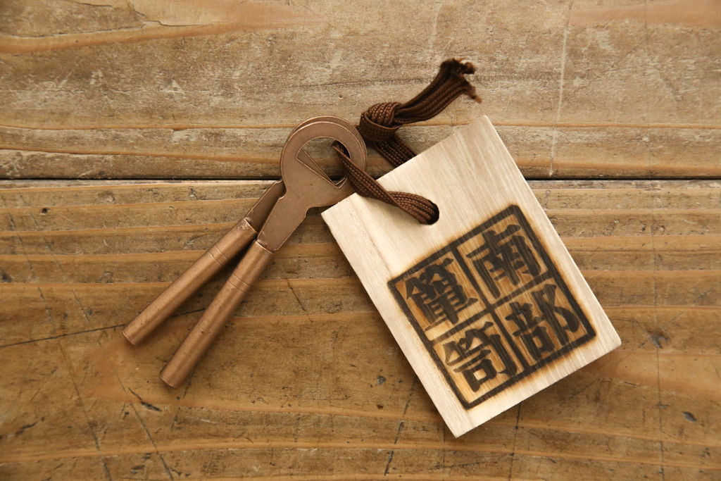 中古　美品　龍の金具が目を引く、威風堂々とした佇まいが魅力の南部箪笥(車箪笥、引き出し、収納箪笥、サイドチェスト)(定価約58万円)(R-060147)