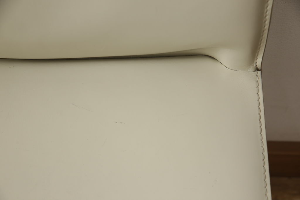 中古　Cassina(カッシーナ)　412　CAB(キャブ)　MARIO BELLINI(マリオベリーニ)　アイボリー　シンプルモダンな空間づくりに活躍するアームレスチェア(ダイニングチェア、椅子、イス)(定価約21万円)(R-059600)