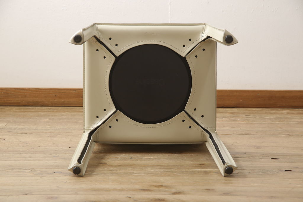 中古　Cassina(カッシーナ)　412　CAB(キャブ)　MARIO BELLINI(マリオベリーニ)　アイボリー　シンプルモダンな空間づくりに活躍するアームレスチェア(ダイニングチェア、椅子、イス)(定価約21万円)(R-059600)