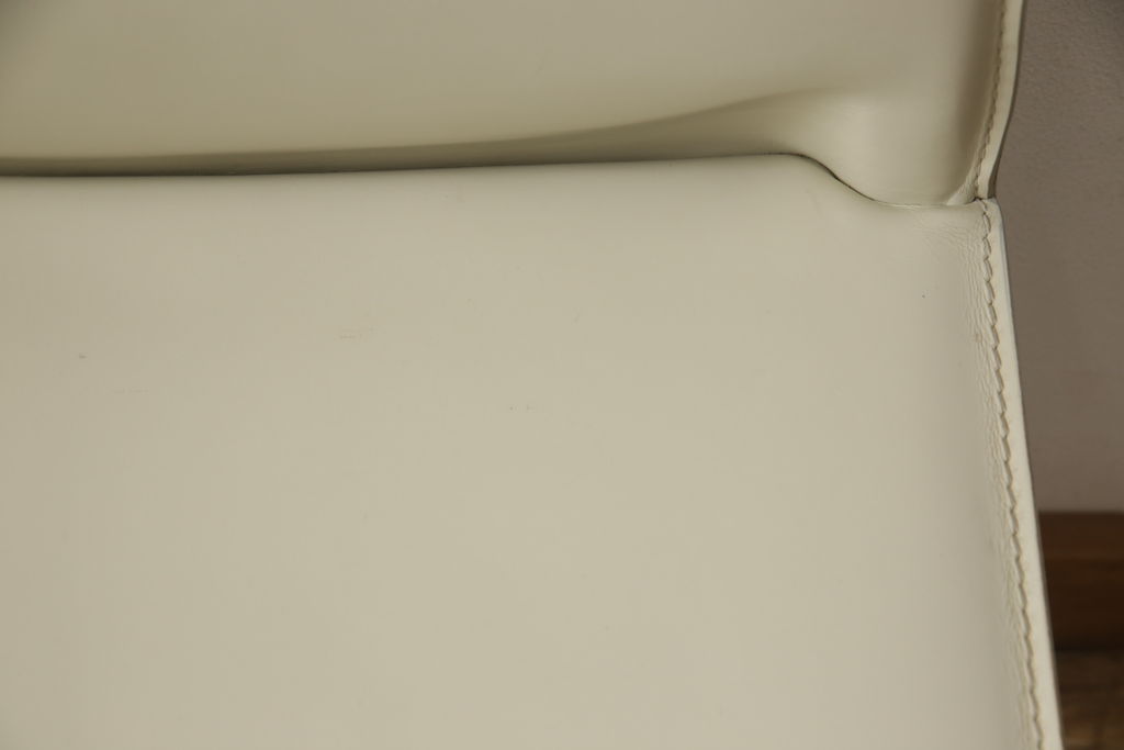 中古　Cassina(カッシーナ)　412　CAB(キャブ)　MARIO BELLINI(マリオベリーニ)　アイボリー　シンプルモダンな空間づくりに活躍するアームレスチェア(ダイニングチェア、椅子、イス)(定価約21万円)(R-059602)