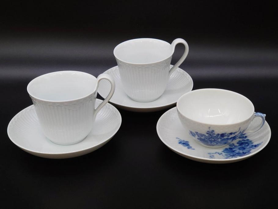 デンマーク　ROYAL COPENHAGEN(ロイヤルコペンハーゲン)　ホワイトフルーテッド ハーフレース　ブルーフラワー カーブ　ハイハンドル 気品漂う佇まいが魅力のカップ&ソーサー3客セット(White Fluted、C&S、洋食器)(R-075792)