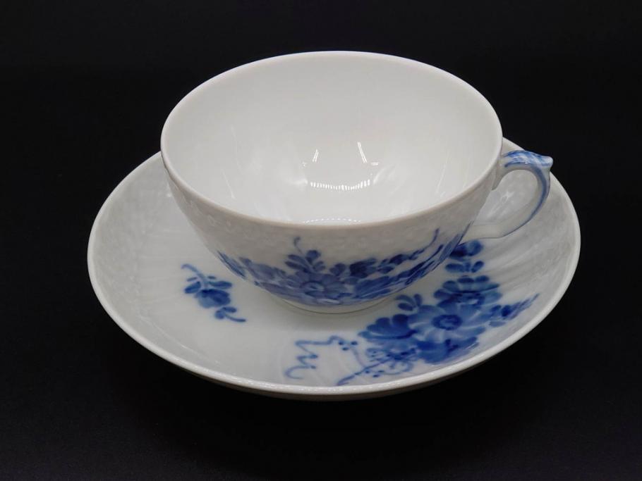 デンマーク　ROYAL COPENHAGEN(ロイヤルコペンハーゲン)　ホワイトフルーテッド ハーフレース　ブルーフラワー カーブ　ハイハンドル 気品漂う佇まいが魅力のカップ&ソーサー3客セット(White Fluted、C&S、洋食器)(R-075792)