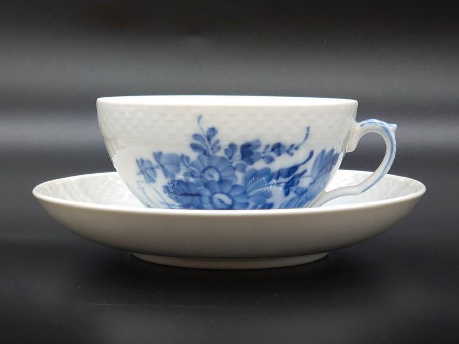 デンマーク　ROYAL COPENHAGEN(ロイヤルコペンハーゲン)　ホワイトフルーテッド ハーフレース　ブルーフラワー カーブ　ハイハンドル 気品漂う佇まいが魅力のカップ&ソーサー3客セット(White Fluted、C&S、洋食器)(R-075792)