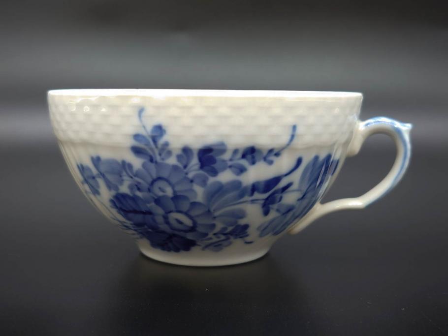 デンマーク　ROYAL COPENHAGEN(ロイヤルコペンハーゲン)　ホワイトフルーテッド ハーフレース　ブルーフラワー カーブ　ハイハンドル 気品漂う佇まいが魅力のカップ&ソーサー3客セット(White Fluted、C&S、洋食器)(R-075792)