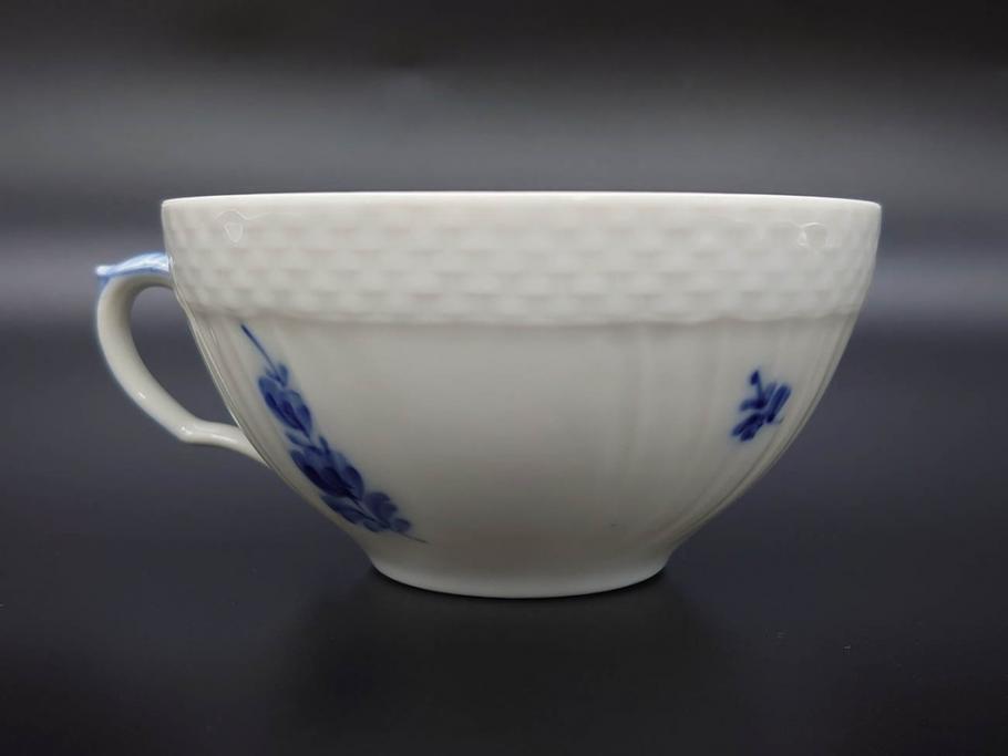 デンマーク　ROYAL COPENHAGEN(ロイヤルコペンハーゲン)　ホワイトフルーテッド ハーフレース　ブルーフラワー カーブ　ハイハンドル 気品漂う佇まいが魅力のカップ&ソーサー3客セット(White Fluted、C&S、洋食器)(R-075792)