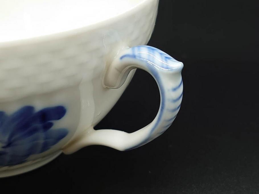 デンマーク　ROYAL COPENHAGEN(ロイヤルコペンハーゲン)　ホワイトフルーテッド ハーフレース　ブルーフラワー カーブ　ハイハンドル 気品漂う佇まいが魅力のカップ&ソーサー3客セット(White Fluted、C&S、洋食器)(R-075792)