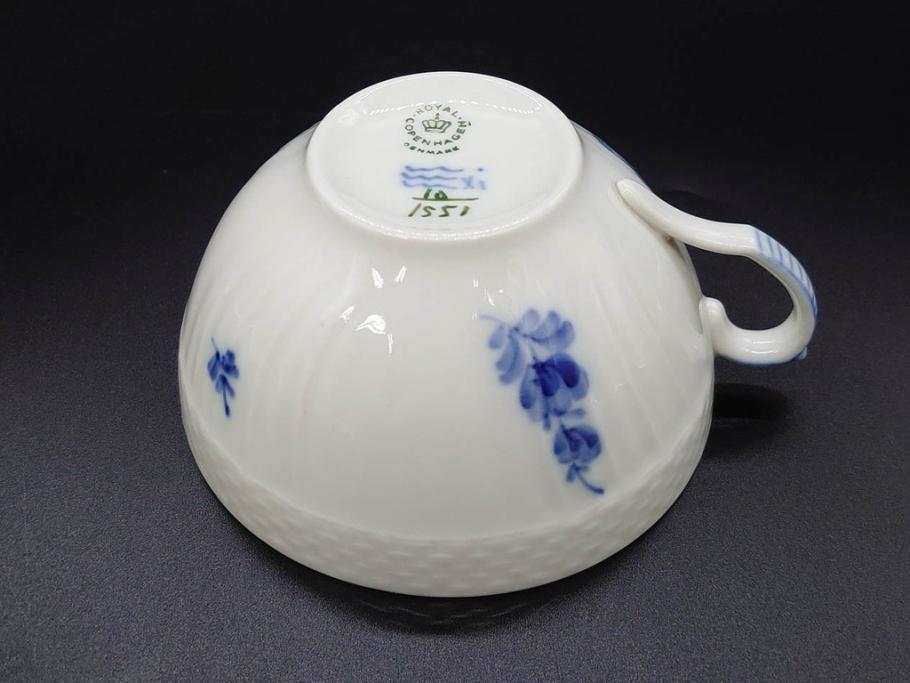 デンマーク　ROYAL COPENHAGEN(ロイヤルコペンハーゲン)　ホワイトフルーテッド ハーフレース　ブルーフラワー カーブ　ハイハンドル 気品漂う佇まいが魅力のカップ&ソーサー3客セット(White Fluted、C&S、洋食器)(R-075792)
