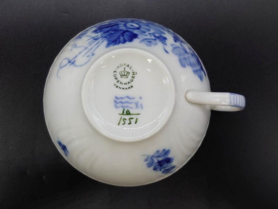 デンマーク　ROYAL COPENHAGEN(ロイヤルコペンハーゲン)　ホワイトフルーテッド ハーフレース　ブルーフラワー カーブ　ハイハンドル 気品漂う佇まいが魅力のカップ&ソーサー3客セット(White Fluted、C&S、洋食器)(R-075792)