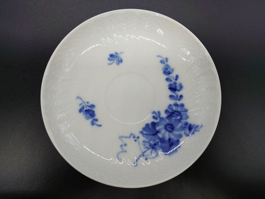 デンマーク　ROYAL COPENHAGEN(ロイヤルコペンハーゲン)　ホワイトフルーテッド ハーフレース　ブルーフラワー カーブ　ハイハンドル 気品漂う佇まいが魅力のカップ&ソーサー3客セット(White Fluted、C&S、洋食器)(R-075792)