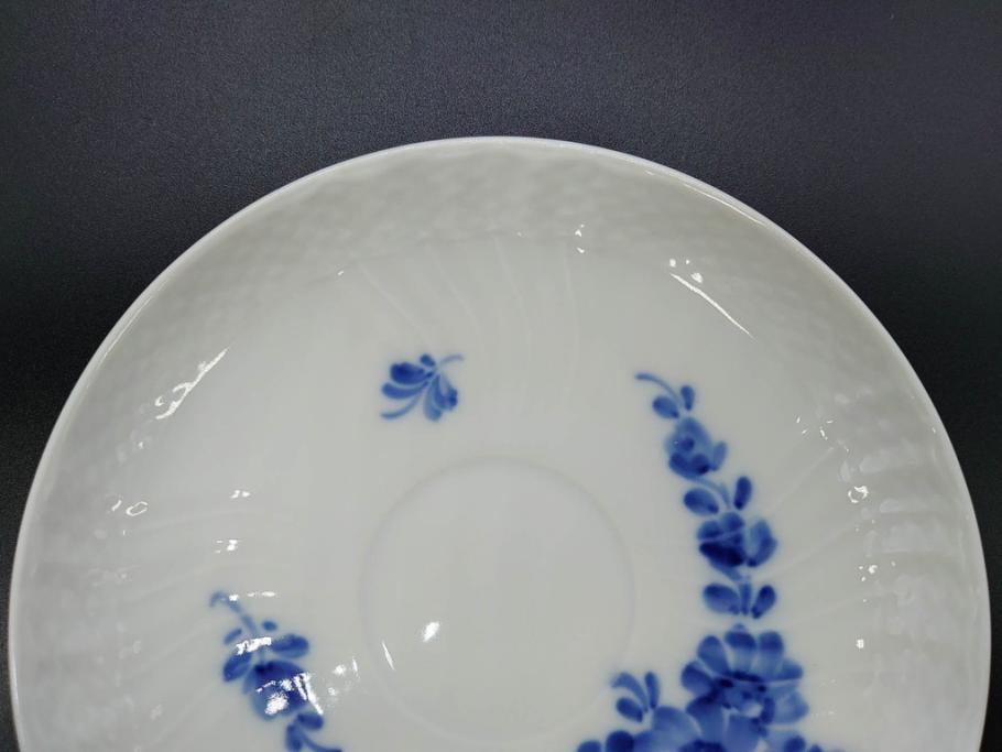 デンマーク　ROYAL COPENHAGEN(ロイヤルコペンハーゲン)　ホワイトフルーテッド ハーフレース　ブルーフラワー カーブ　ハイハンドル 気品漂う佇まいが魅力のカップ&ソーサー3客セット(White Fluted、C&S、洋食器)(R-075792)