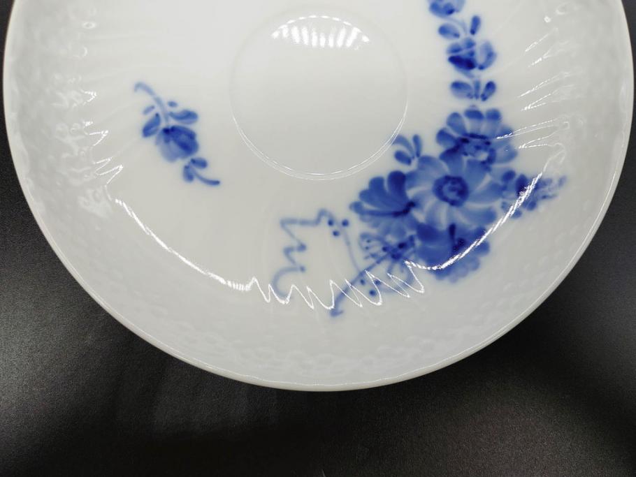 デンマーク　ROYAL COPENHAGEN(ロイヤルコペンハーゲン)　ホワイトフルーテッド ハーフレース　ブルーフラワー カーブ　ハイハンドル 気品漂う佇まいが魅力のカップ&ソーサー3客セット(White Fluted、C&S、洋食器)(R-075792)