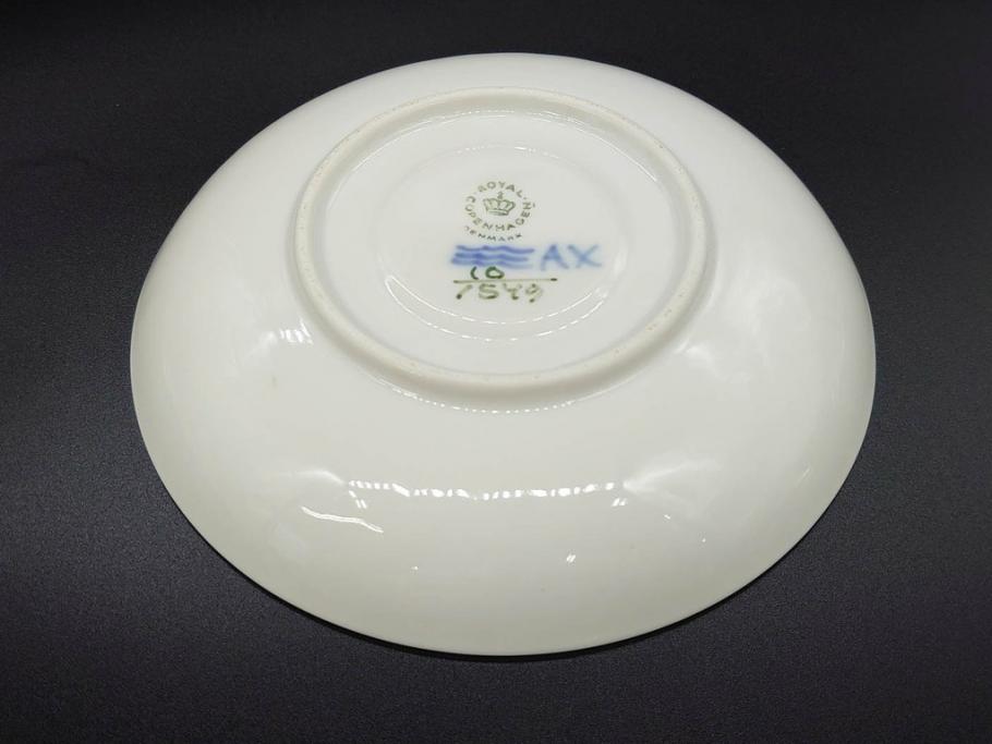 デンマーク　ROYAL COPENHAGEN(ロイヤルコペンハーゲン)　ホワイトフルーテッド ハーフレース　ブルーフラワー カーブ　ハイハンドル 気品漂う佇まいが魅力のカップ&ソーサー3客セット(White Fluted、C&S、洋食器)(R-075792)