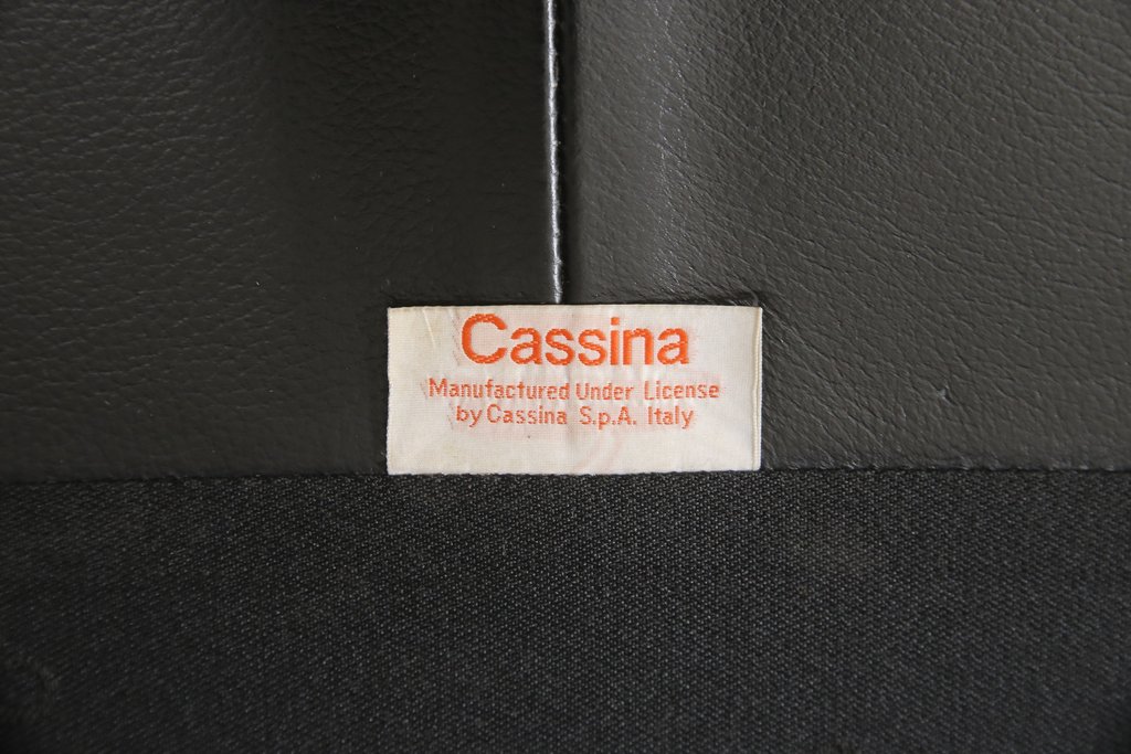 中古　美品　Cassina(カッシーナ)　MARALUNGA(マラルンガ)　本革(レザー)　ブラックカラーが高級感を高める2人掛けソファ(2P、二人掛け)(定価約180万円)(R-055426)