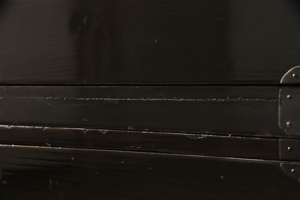 和製アンティーク　立派な金具と黒漆塗りが格調高い雰囲気を醸し出す庄内箪笥(衣装タンス、収納たんす、時代箪笥、引き出し)(R-063443)