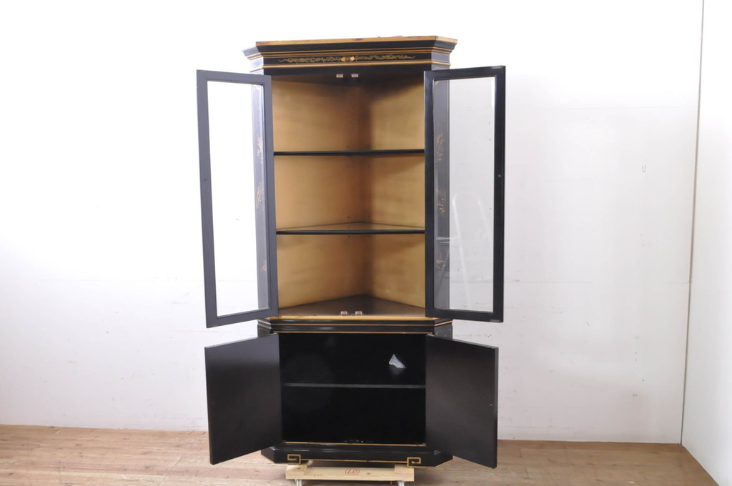 中古　ブランド家具　高級品!!　上質な造り込みのシノワズリコーナーキャビネット(収納棚、戸棚、飾り棚)(R-067497)