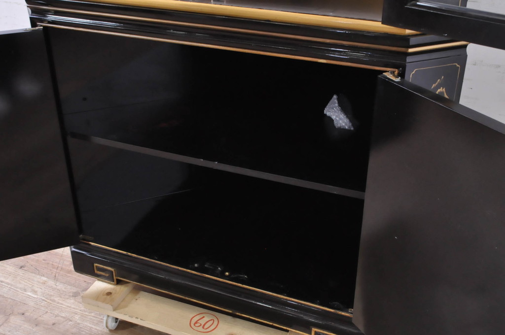 中古　ブランド家具　高級品!!　上質な造り込みのシノワズリコーナーキャビネット(収納棚、戸棚、飾り棚)(R-067497)