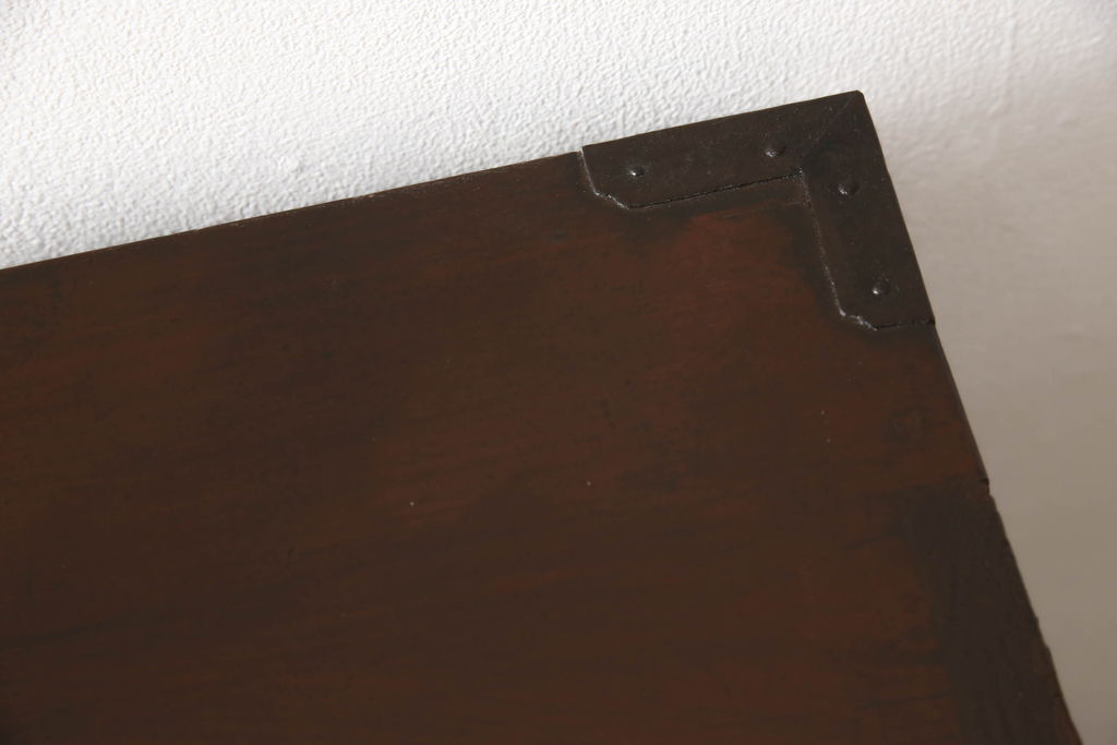 和製アンティーク　前欅材　鶴亀の金具がステキな鉄脚付き二本松箪笥ローボード(ローチェスト、テレビ台)(R-057080)