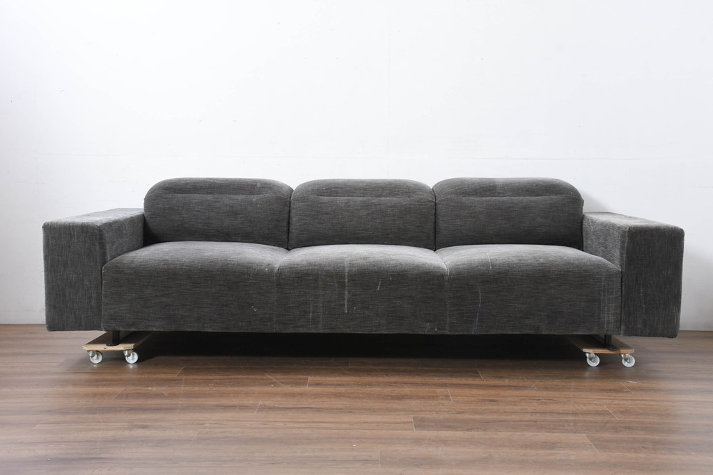 中古　美品　BoConcept(ボーコンセプト)　Henrik Pedersen(ヘンリック・ペダーセン)　Hampton(ハンプトン)　アジャスタブルバック付き　快適な位置に調整できるバックレストを備えた3人掛けソファ(三人掛け、3Pソファ、トリプルソファ、サイド収納付き、北欧)(定価約85万円)(R-081167)