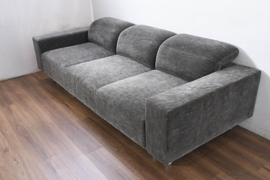 中古　美品　BoConcept(ボーコンセプト)　Henrik Pedersen(ヘンリック・ペダーセン)　Hampton(ハンプトン)　アジャスタブルバック付き　快適な位置に調整できるバックレストを備えた3人掛けソファ(三人掛け、3Pソファ、トリプルソファ、サイド収納付き、北欧)(定価約85万円)(R-081167)