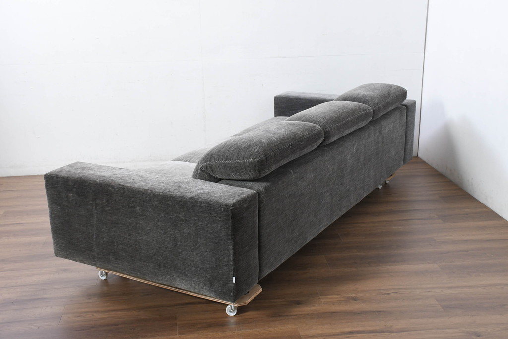 中古　美品　BoConcept(ボーコンセプト)　Henrik Pedersen(ヘンリック・ペダーセン)　Hampton(ハンプトン)　アジャスタブルバック付き　快適な位置に調整できるバックレストを備えた3人掛けソファ(三人掛け、3Pソファ、トリプルソファ、サイド収納付き、北欧)(定価約85万円)(R-081167)