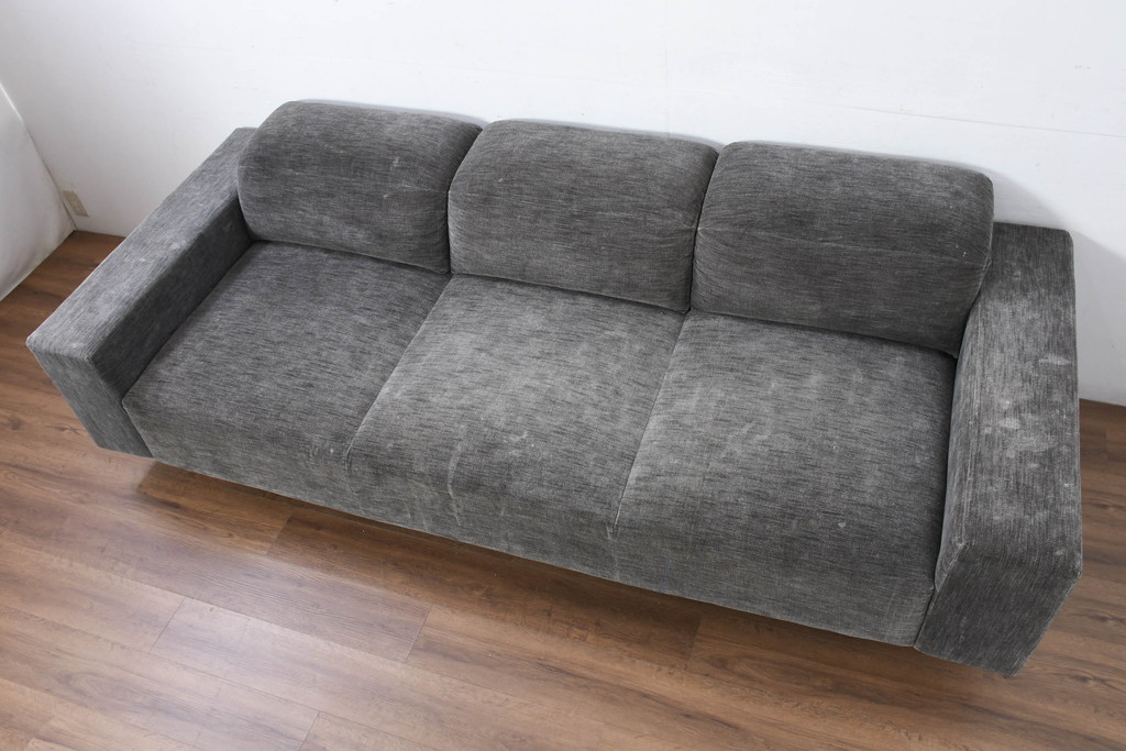 中古　美品　BoConcept(ボーコンセプト)　Henrik Pedersen(ヘンリック・ペダーセン)　Hampton(ハンプトン)　アジャスタブルバック付き　快適な位置に調整できるバックレストを備えた3人掛けソファ(三人掛け、3Pソファ、トリプルソファ、サイド収納付き、北欧)(定価約85万円)(R-081167)