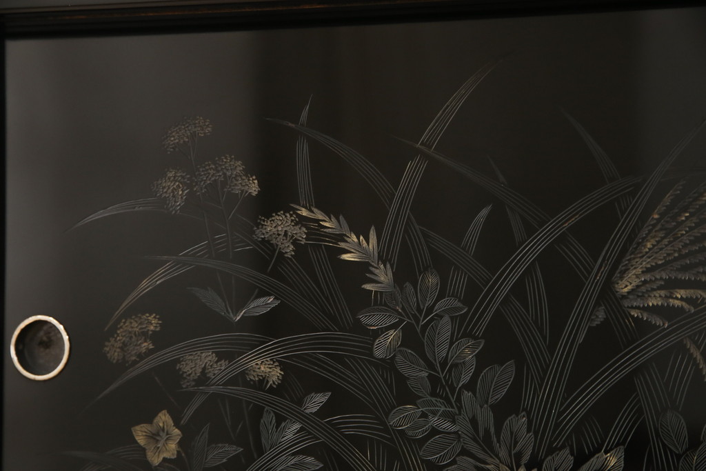 中古　美品　繊細な花の図柄が趣を感じさせる総漆塗り飾り棚(定価推定50万円)(茶棚、戸棚、収納棚)(R-056417)