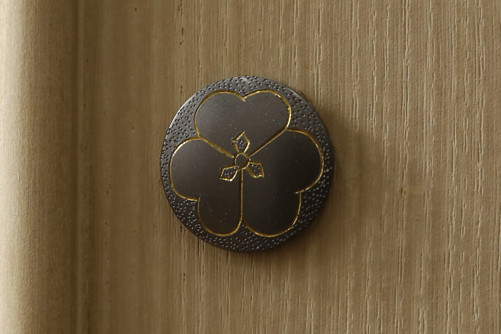 中古　美品　伝統工芸士　東樹義明作　久光刻　繊細な線で表現された可憐な草花の彫刻が魅力的な加茂総桐箪笥(胴厚、総桐たんす、着物箪笥、和たんす、衣装タンス、引き出し)(R-079442)