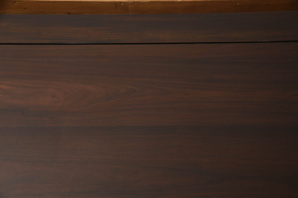 中古　美品　大阪唐木指物　翠峰六作　漆塗り　紫檀(シタン)材　ガラス天板付き　細やかな牡丹の彫りこみが魅力的な座卓(定価約140万円)(ローテーブル)(R-059339)
