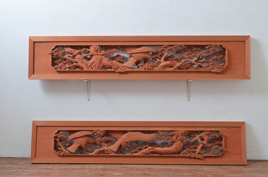アンティーク建具　松と鷹(タカ)の図柄が見事な厚みのある両面彫刻欄間2枚セット(らんま、明かり取り、明り取り)(R-081965)