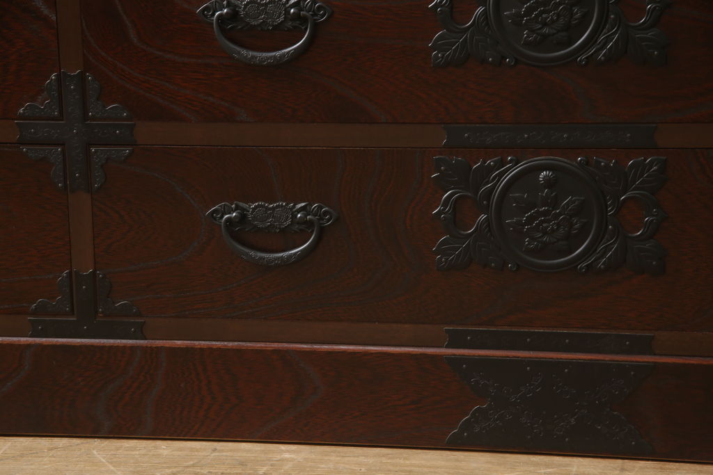 中古　美品　国産手造り家具　和の趣あふれる民芸箪笥サイドボード(サイドチェスト、引き出し、収納箪笥、リビングボード)(R-054369)