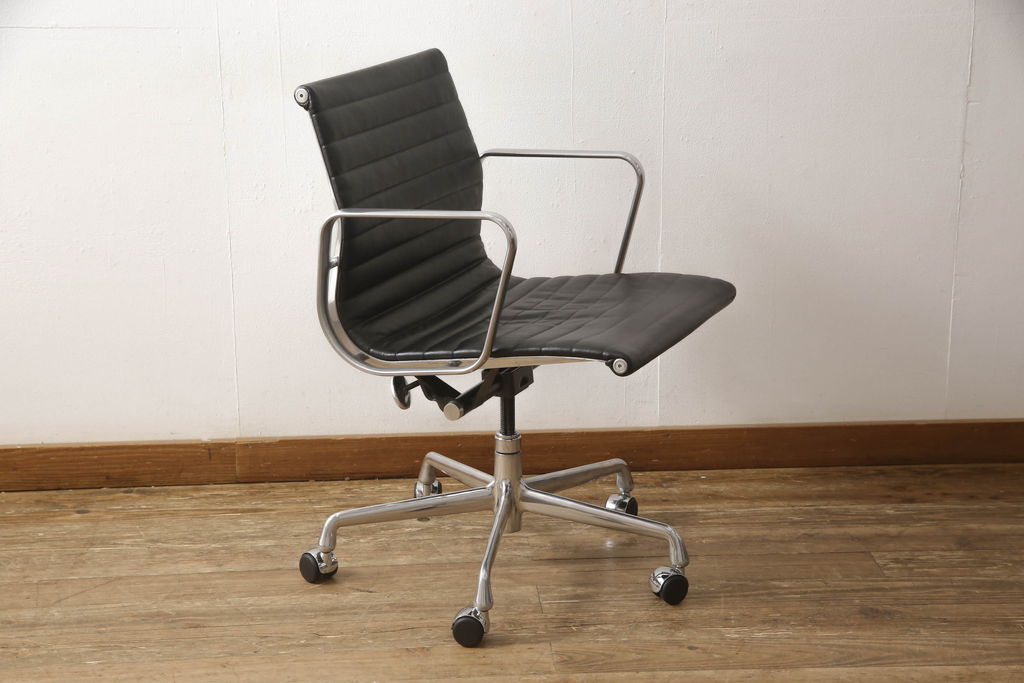 中古　超美品　Hermanmiller(ハーマンミラー社)　イームズアルミナムグループ　本革　キャスター付き　クラシカルな佇まいが魅力的なマネジメントチェア(レザー、オフィスチェア、アームチェア、椅子)(定価約30万円)(R-054456)