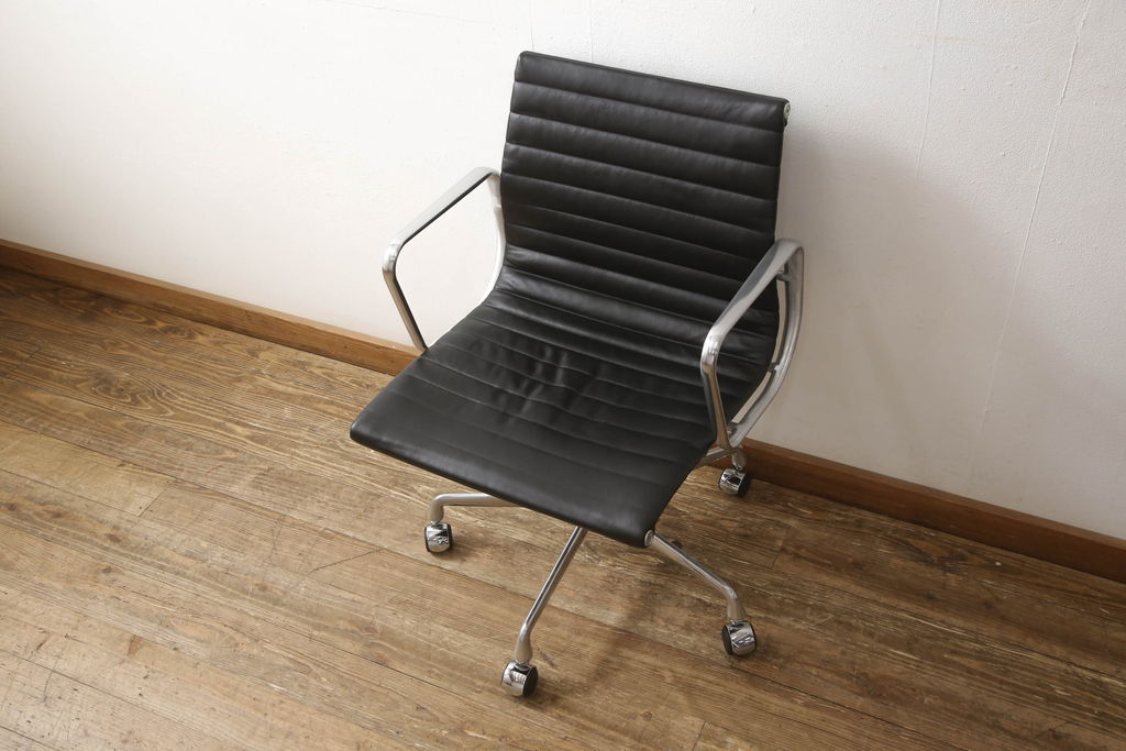 中古　超美品　Hermanmiller(ハーマンミラー社)　イームズアルミナムグループ　本革　キャスター付き　クラシカルな佇まいが魅力的なマネジメントチェア(レザー、オフィスチェア、アームチェア、椅子)(定価約30万円)(R-054456)