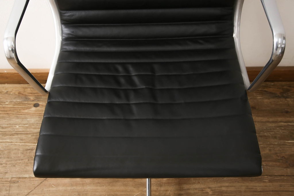 中古　超美品　Hermanmiller(ハーマンミラー社)　イームズアルミナムグループ　本革　キャスター付き　クラシカルな佇まいが魅力的なマネジメントチェア(レザー、オフィスチェア、アームチェア、椅子)(定価約30万円)(R-054456)