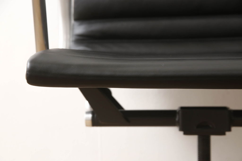 中古　超美品　Hermanmiller(ハーマンミラー社)　イームズアルミナムグループ　本革　キャスター付き　クラシカルな佇まいが魅力的なマネジメントチェア(レザー、オフィスチェア、アームチェア、椅子)(定価約30万円)(R-054456)