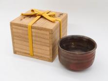 重要無形文化財　人間国宝　山本陶秀　備前焼　約12cm　4寸　深みのある色合いが上品な和の雰囲気を高める茶碗(和食器、抹茶碗、茶道具、茶器、共箱付き、四寸)(R-075878)