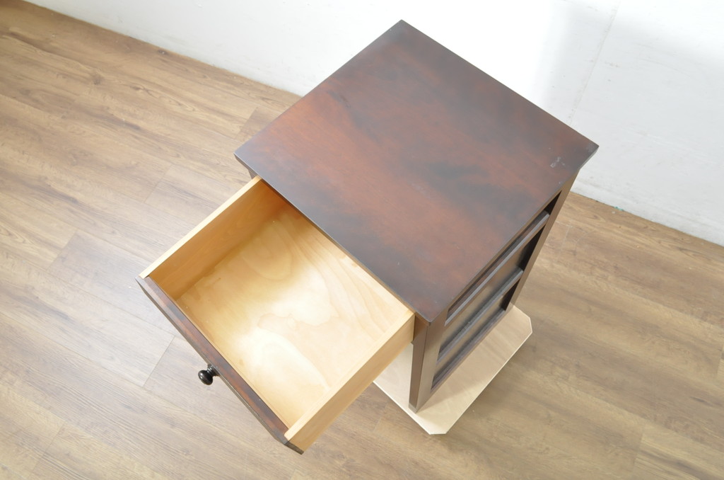 中古　美品　松本民芸家具　深みのある色合いに浮かび上がる木目が印象的なサイドテーブル(電話台、ナイトテーブル、花台、飾り台、引き出し)(R-081742)