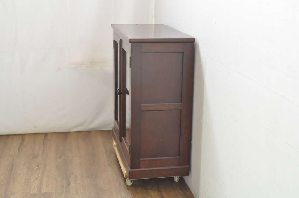 中古　超美品!!　松本民芸家具　実用性と美しさを兼ね備えた小振りなサイドキャビネット(収納棚、戸棚、食器棚、カップボード、サイドボード、飾り棚)(R-081743)