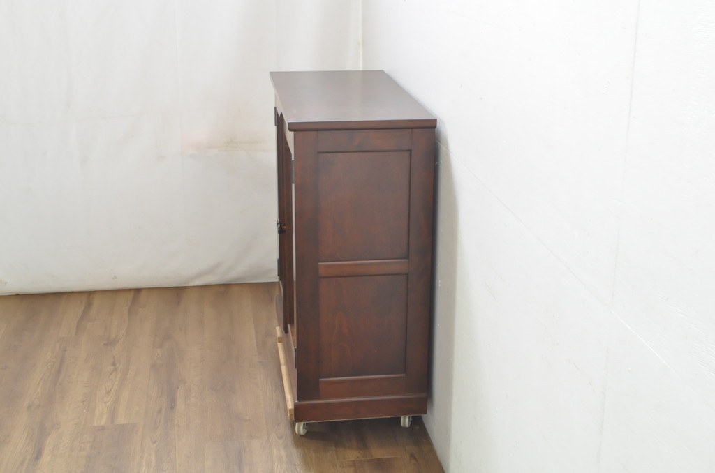 中古　超美品!!　松本民芸家具　実用性と美しさを兼ね備えた小振りなサイドキャビネット(収納棚、戸棚、食器棚、カップボード、サイドボード、飾り棚)(R-081744)