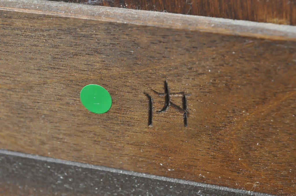 中古　超美品!!　松本民芸家具　実用性と美しさを兼ね備えた小振りなサイドキャビネット(収納棚、戸棚、食器棚、カップボード、サイドボード、飾り棚)(R-081744)