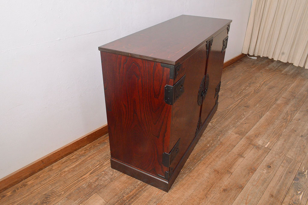 中古　美品　岩谷堂箪笥　菊幸作　当店リメイク(ヒノキ天板・台輪付き)　前面の木目が存在感を放つ衣装盆付きサイドチェスト(引き出し、着物箪笥、収納棚、サイドボード)(R-051356)