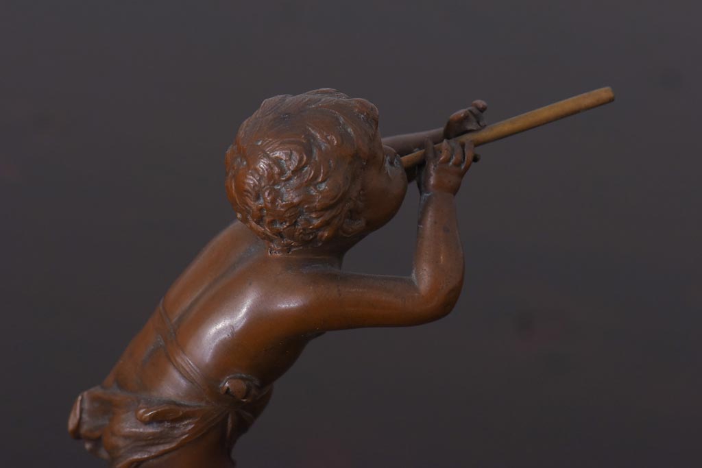 ヨーロッパヴィンテージ雑貨　フィギュリン　ブロンズ　笛を吹く少年の像(ディスプレイ雑貨、オブジェ、置き物、ビンテージ)