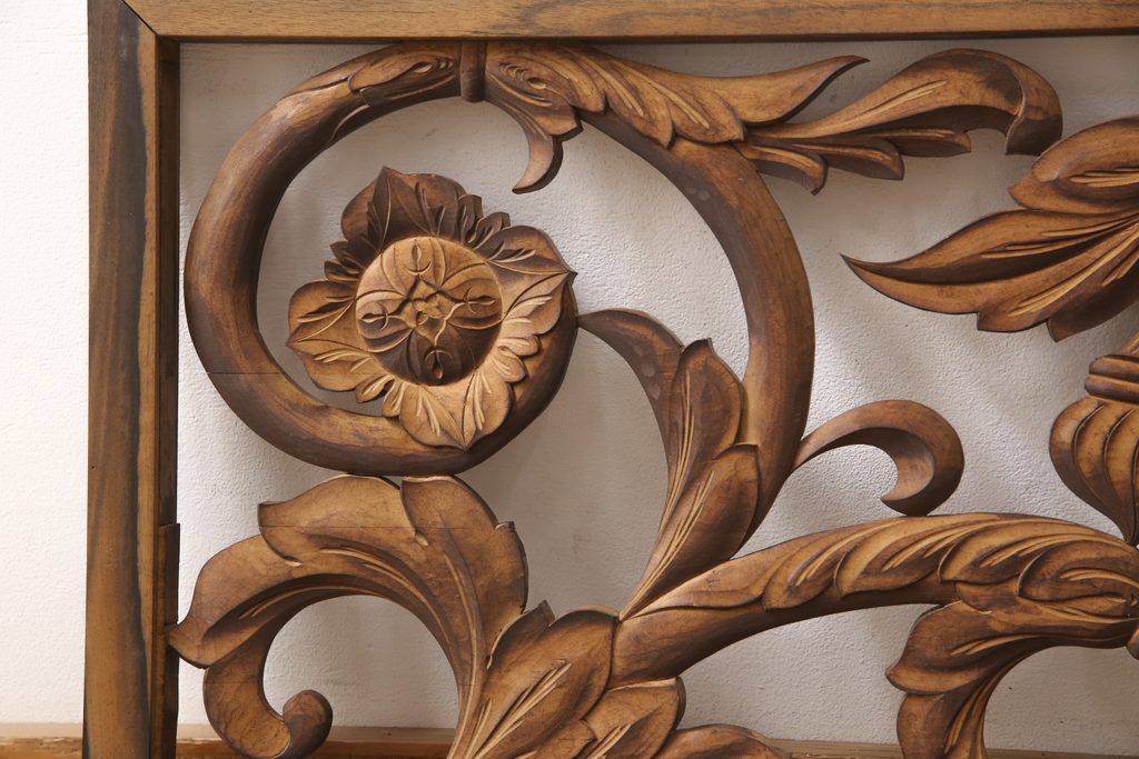 アンティーク建具　和製アンティーク　昭和中期　黒柿枠　ボタニカルアート　植物モチーフの彫刻が魅力!ヨーロピアンな雰囲気を醸し出す欄間1枚(明り取り、明かり取り、ディスプレイ)(R-054533)