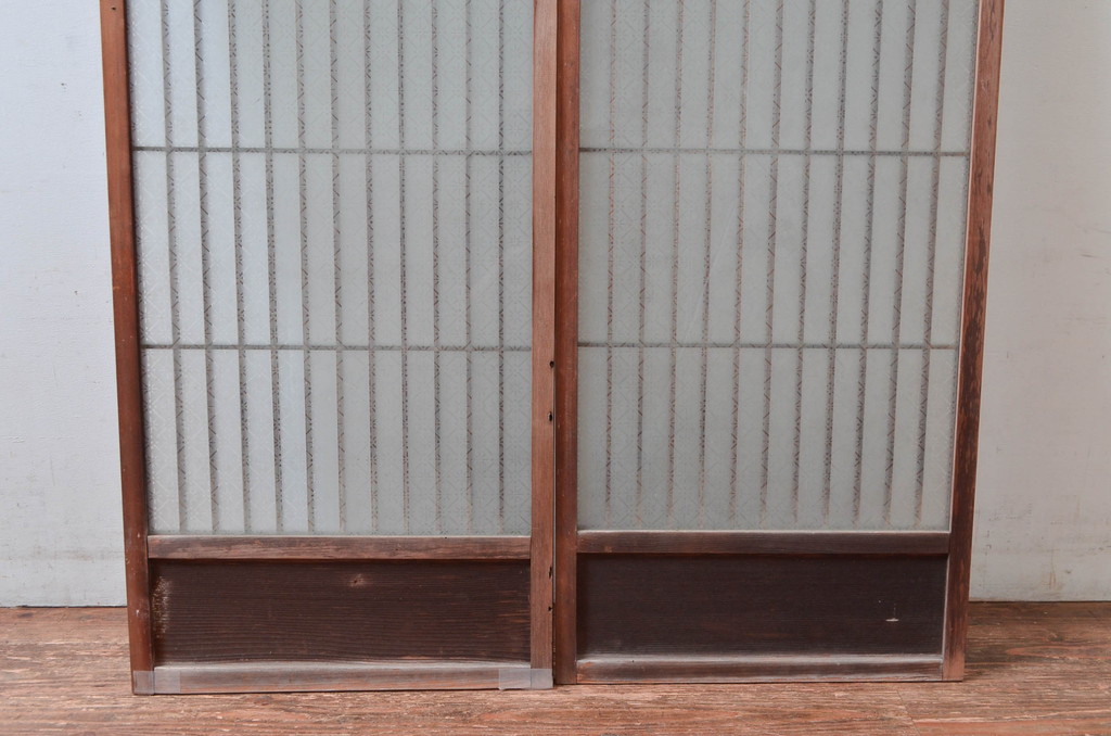 アンティーク建具　風情のある佇まいが魅力的!格子の入ったガラス窓2枚セット(ガラス戸、格子戸、引き戸)(R-081574)